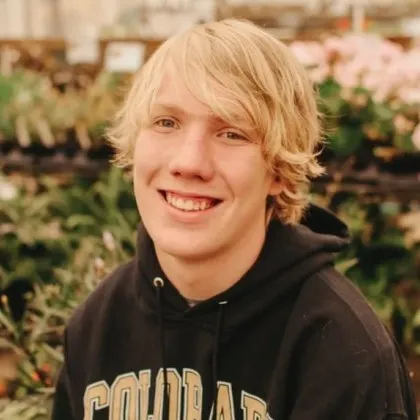 Кейлъб Мур внезапно грабба пистолет и се застрелва 14 годишното момче