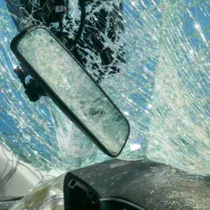 19 годишна шофьорка и двамата й спътници пострадаха след катастрофа на