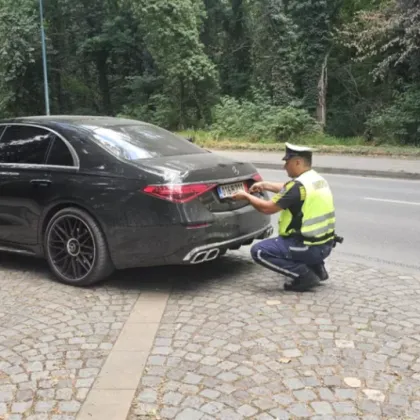Луксозен автомобил Мерцедес остана без номера по време на полицейска