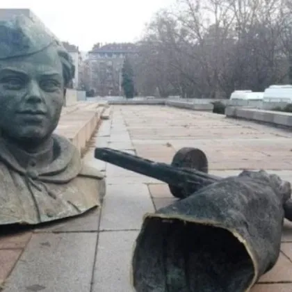 Фигурите от Паметника на Съветската армия в София са неподходящи