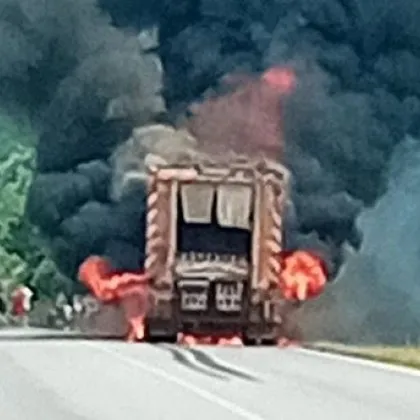 Камион се запали, блокира път ВИДЕО