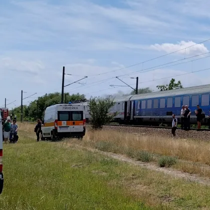 Локомотив на бърз влак пътуващ по направление Варна София
