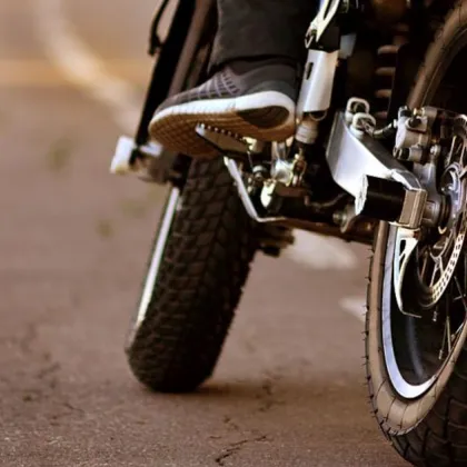 Мотоциклетист засече 20 годишна шофьорка в Стара Загора и я удари съобщиха от полицията Агресията