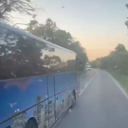 Пътнически автобус изпревари на оживен път, размина се на косъм ВИДЕО