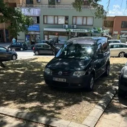 Лятното слънце напича неуморно а паркираните коли за минути се