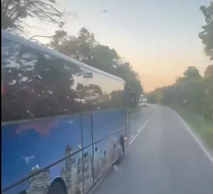Пътнически автобус изпревари на оживен път, размина се на косъм ВИДЕО