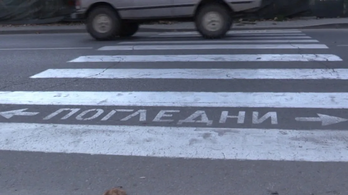 Секунди от трагедия: Майка спаси бебето си на пешеходна пътека в София