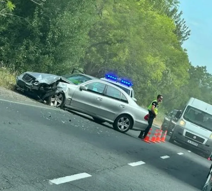 Тежка катастрофа край Слънчев бряг, пристигнаха медици и полицаи ВИДЕО