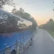 Пътнически автобус изпревари на оживен път, размина се на косъм ВИДЕО