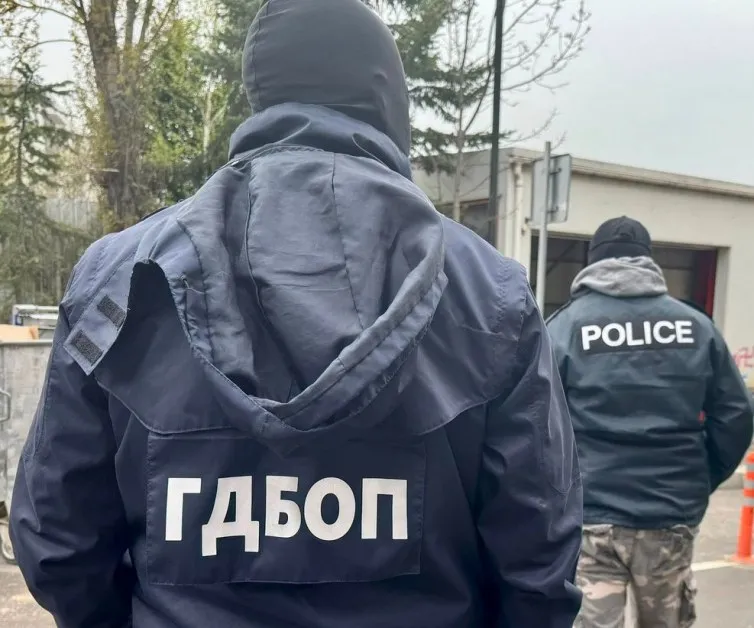 ГДБОП и ДАНС разбиха банда за търговия с българско гражданство