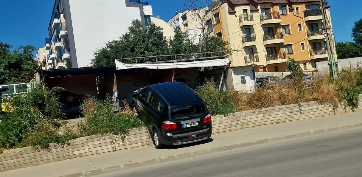 Каскада в София! Кола "кацна" върху стена СНИМКА