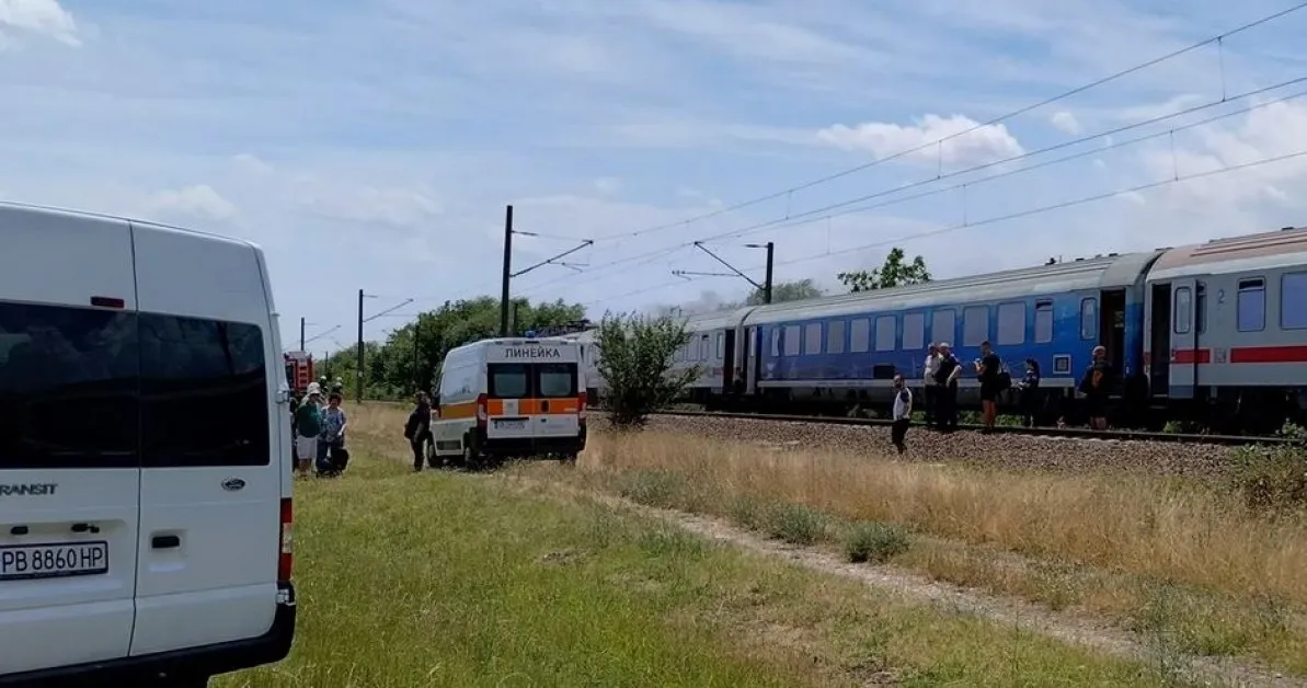 Мъж от пламналия влак Варна - София: Част от пътниците панически се насочиха към вратите и започнаха да скачат