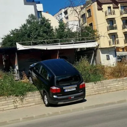 Каскада в София! Кола "кацна" върху стена СНИМКА