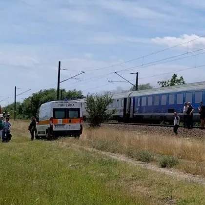 Мъж от пламналия влак Варна - София: Част от пътниците панически се насочиха към вратите и започнаха да скачат