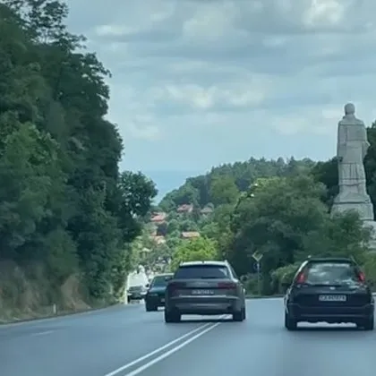 Докато всеки нормален шофьор търпи задръстването и спазва правилата един