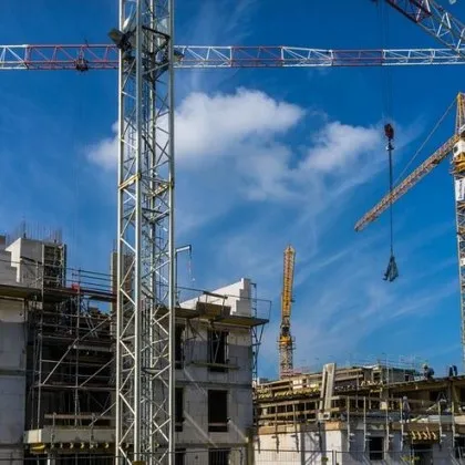 Мъж чупи прозорци с камък и заплашва работници в Пловдив Вчера