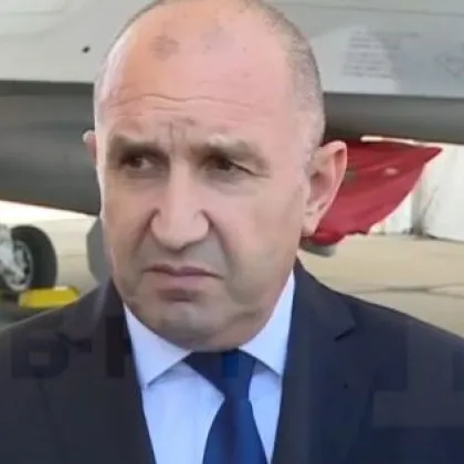 Румен Радев посети авиобазата в Граф Игнатиево за да се