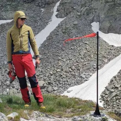 Планинската спасителна служба ПС монтира специален флаг в Рила планина