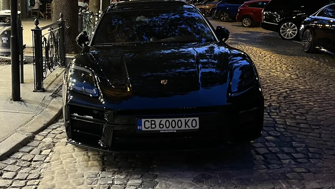 Безнаказана арогантност в София - скъпи автомобили редовно блокират кръстовище