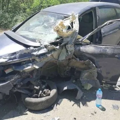 Баща и двете му деца са пострадали при тежката катастрофа на