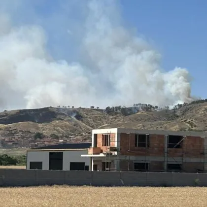 Голям пожар възникна в района на в Айтос Огънят предизиква