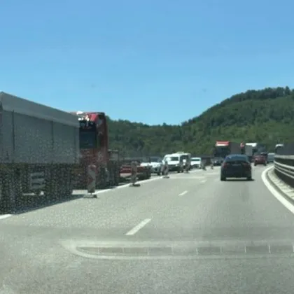 Пътен инцидент затруднява движението на АМ Хемус съобщават граждани Лек автомобил