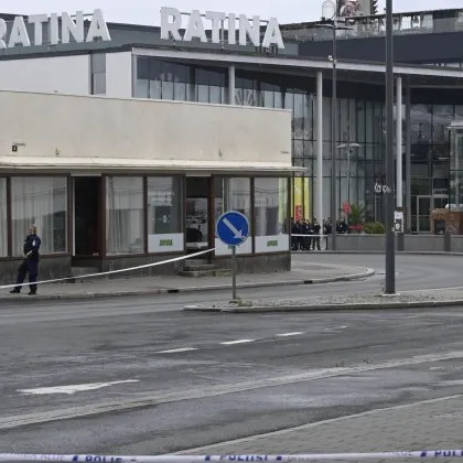 Четирима души са били намушкани близо до търговски център във