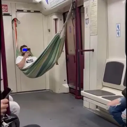 Пътник в хамак се повози със софийското метро ВИДЕО