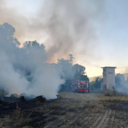 Пожар на житен блок в землището на село Каравелово вдигна