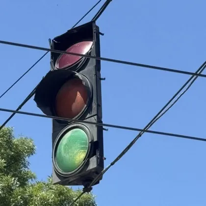 На кръстовището при Пантеона в Русе явно се случва нещо