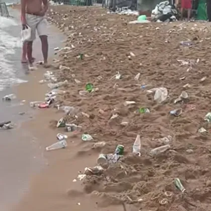 Трети ден почистват плажа край къмпинг Градина след Джулай морнинг