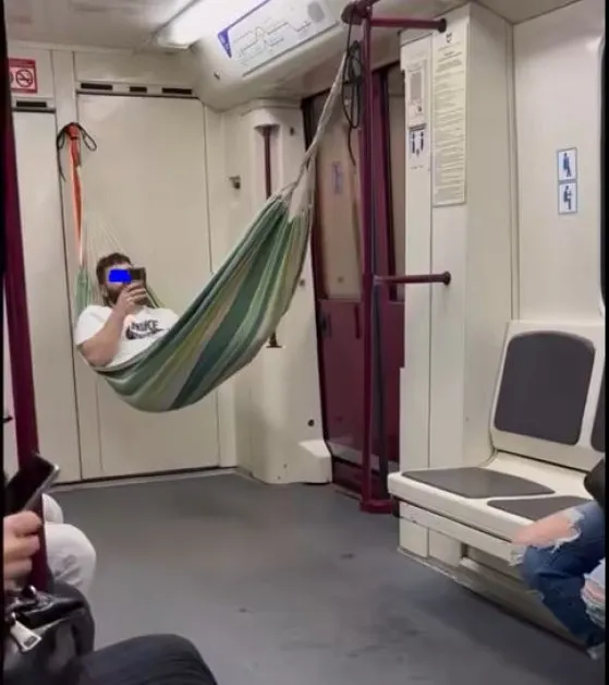 Пътник в хамак се повози със софийското метро ВИДЕО