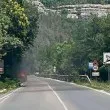 Кола гори на изхода на Велико Търново СНИМКА