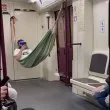 Пътник в хамак се повози със софийското метро ВИДЕО