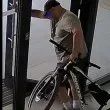 Столичанин: Този човек краде велосипеди СНИМКИ
