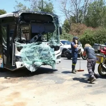 Най малко 47 души са ранени след сблъсък на два автобуса