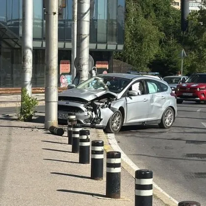 Тежка катастрофа в София, кола е помляна СНИМКА