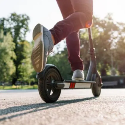 Опасен инцидент с деца каращи тротинетки в столичен парк в