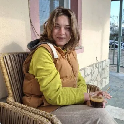 Светът става все по шумен по забързан по безразличен докато някъде там една