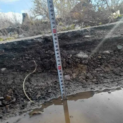 Снимка показваща дълбока дупка на пътя между град Враца и