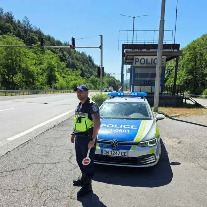 Младши инспекторите Николай Митев и Иван Стоименов изпълнявайки служебните си