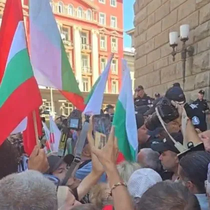 Полицай беше повален на земята по време на протеста срещу