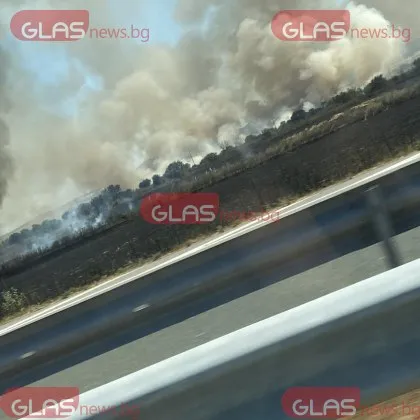 Огънят който бушува днес край бензиностанция на автомагистрала Тракия в