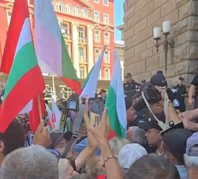 Повалиха полицай по време на протеста срещу еврото
