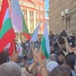 Повалиха полицай по време на протеста срещу еврото