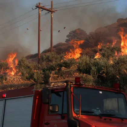 Овладени са пожарите на гръцкия остров Крит и край Атина