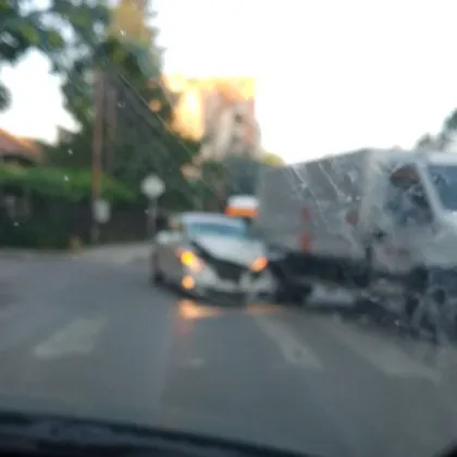 Кола и камион се блъснаха в София СНИМКИ