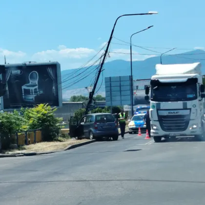 Кола се вряза в стълб в Пазарджик днес Инцидентът е