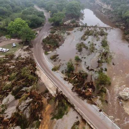 В събота сутринта спасители превзеха участъци от придошлата река Гуадалупе