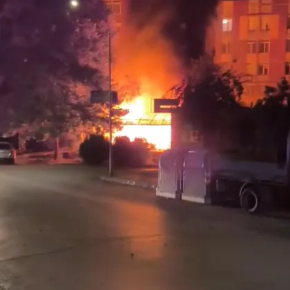 Пожар е избухнал тази нощ в търговска сграда във Велико
